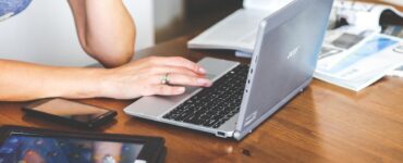 Mulheres 50+ desafiam a invisibilidade pela escrita