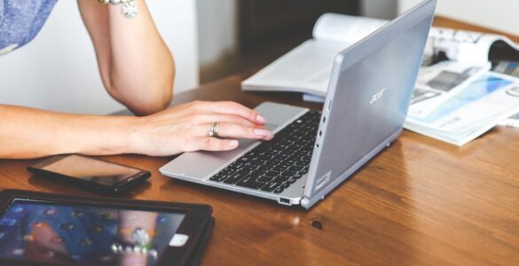 Mulheres 50+ desafiam a invisibilidade pela escrita