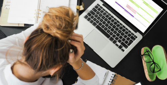 Meio a meio: paciente e burocracia disputam a atenção de psicólogos, diz estudo