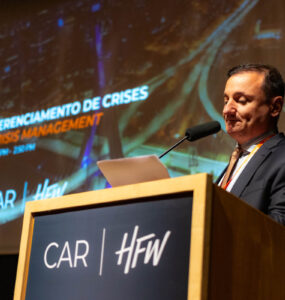 Lei de seguros, IA e conflitos pautam evento internacional