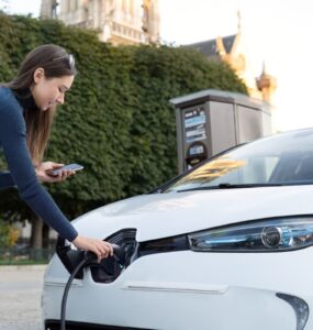 Condomínios têm até 2026 para se adequar a carros elétricos