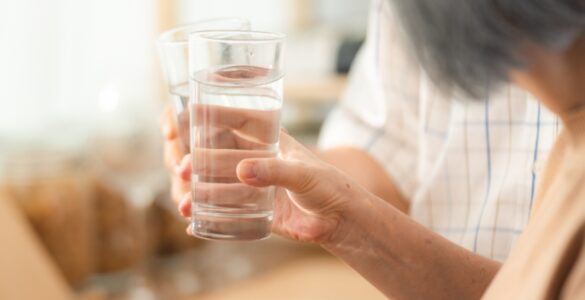 Especialista alerta sobre riscos de desidratação em idosos