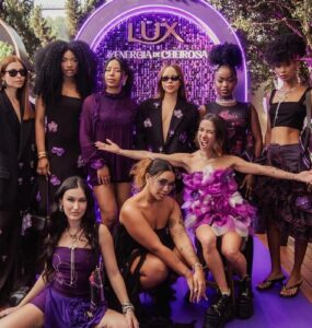 LUX estreia na moda e leva Energia de Cheirosa à SPFW