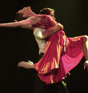 Espetáculo que conta a história do tango estreia no Brasil