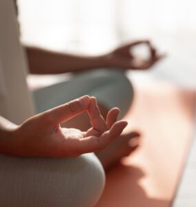Prática da yoga beneficia corpo, mente e qualidade do sono