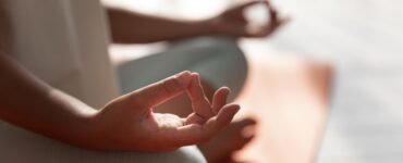 Prática da yoga beneficia corpo, mente e qualidade do sono