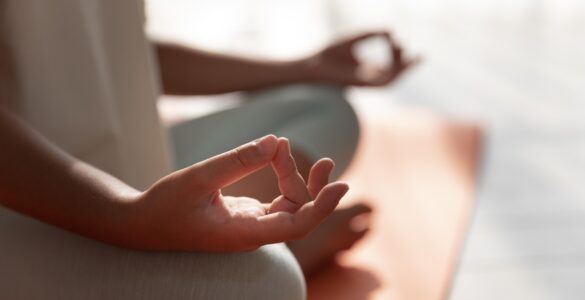 Prática da yoga beneficia corpo, mente e qualidade do sono