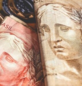 Troco no varejo: metade dos brasileiros prevê fim do papel-moeda