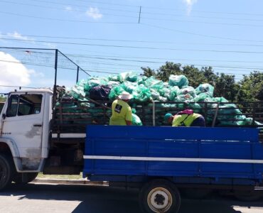 Praias de Búzios têm retirada de 2 toneladas de resíduos em ação de limpeza