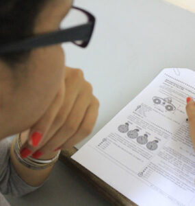 Plataforma AZ fará correção ao vivo do Enem 2025