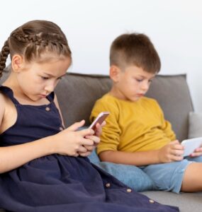 Uso de apps espiões dispara e põe segurança infantil em alerta