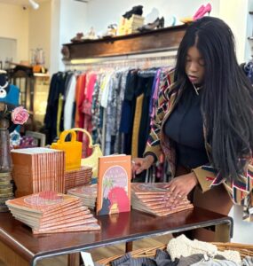 Autora celebra o livro físico na era das conexões virtuais