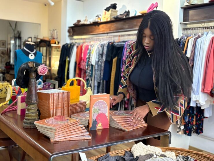 Autora celebra o livro físico na era das conexões virtuais