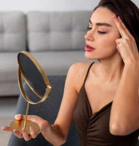 Cirurgião explica a cirurgia que reposiciona as sobrancelhas