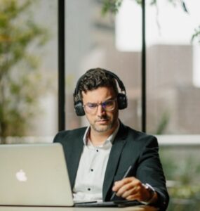 OpenAI muda o rumo e acelera a corrida pela IAG