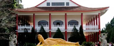 Templo Budista Chen Tien atrai turistas em Foz do Iguaçu