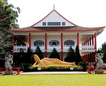 Templo Budista Chen Tien atrai turistas em Foz do Iguaçu