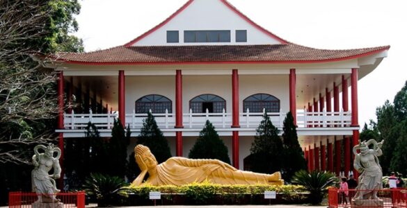 Templo Budista Chen Tien atrai turistas em Foz do Iguaçu