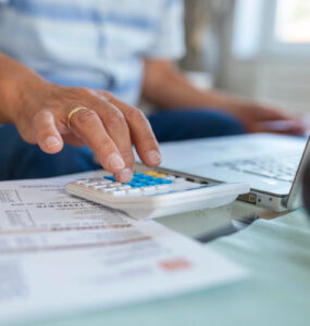 Reajuste do salário mínimo e benefícios expande crédito