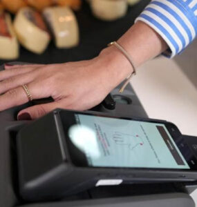 Tecban e Elo lançam pagamento por biometria da palma da mão