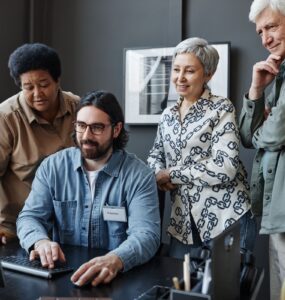 Profissionais 50+ encontram caminhos para recolocação