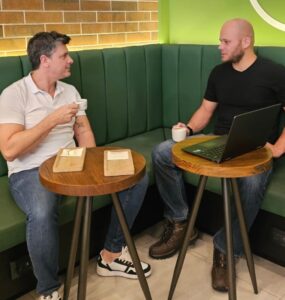 Diogo Assinger lança Enciclopédia das Lutas na Go Coffee