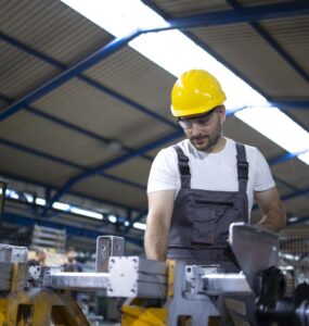 Manpower abre 42 vagas para operador(a) de produção em SP