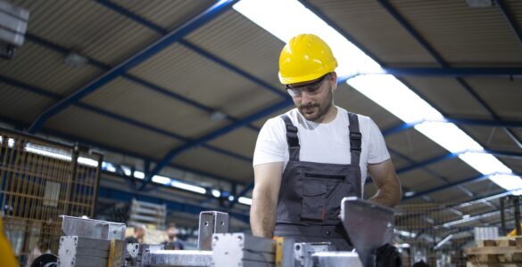 Manpower abre 42 vagas para operador(a) de produção em SP