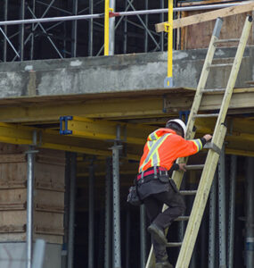 NR-35 estabelece novas regras para uso de escadas em altura