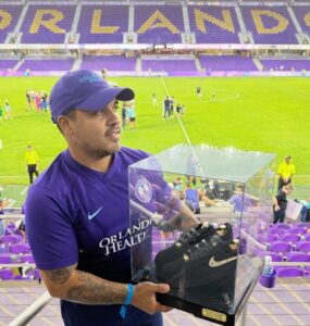 Artista brasileiro expõe tênis de US$ 50 mil em Orlando