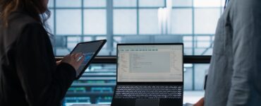 Consumidores pesquisam por produtos e serviços, diz pesquisa