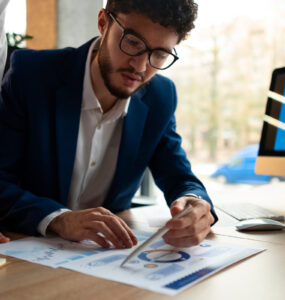 Análise de crédito B2B ganha força na expansão internacional