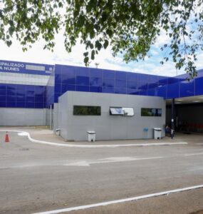 Bebê de 1 ano e 7 meses baleada na cabeça recebe alta