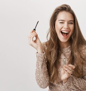 Tons frios e brilho guiam as maquiagens de fim de ano