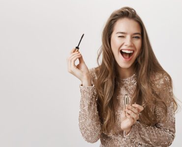 Tons frios e brilho guiam as maquiagens de fim de ano