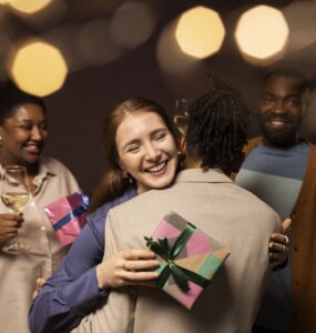 Amigo oculto movimenta busca por presentes práticos e acessíveis