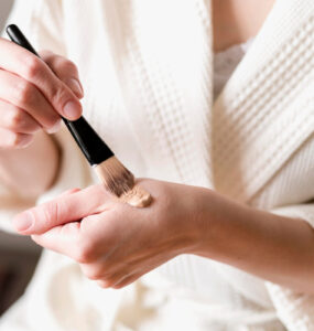 Como a maquiagem pode auxiliar os cuidados com a pele a longo prazo