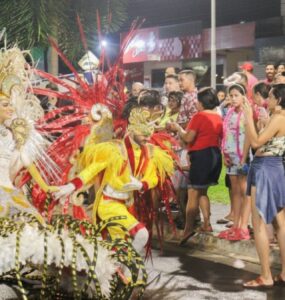 Desfile carnavalesco marca programação cultural em Trindade