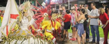 Desfile carnavalesco marca programação cultural em Trindade