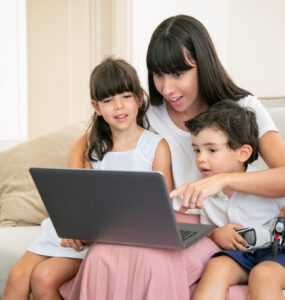 Assistentes virtuais ampliam cuidado infantil com tecnologia