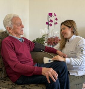 Quedas em casa lideram internações de idosos no Brasil