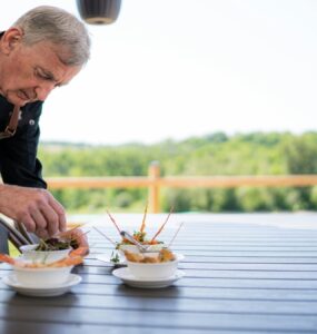 Bares e restaurantes ampliam contratações de pessoas 50+