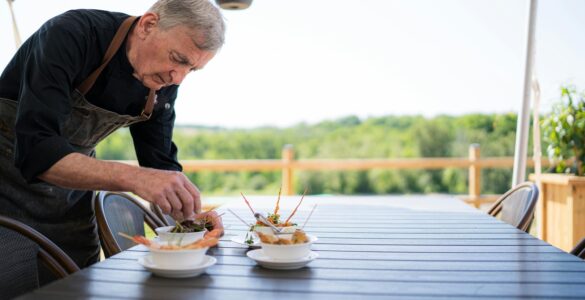 Bares e restaurantes ampliam contratações de pessoas 50+