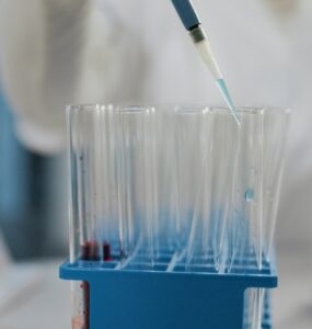 Uso de escovas técnicas em laboratórios integra protocolos de higienização