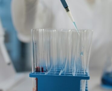 Uso de escovas técnicas em laboratórios integra protocolos de higienização