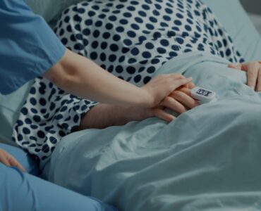 Doulas ampliam humanização no fim da vida