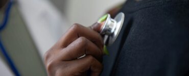 No combate ao câncer, atendimento médico beneficia trabalhadores da construção