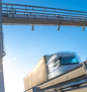 Pagamento de vale-pedágio por leitura de placa chega ao transporte de cargas