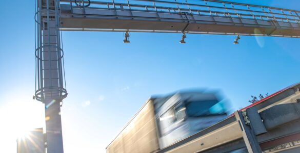 Pagamento de vale-pedágio por leitura de placa chega ao transporte de cargas