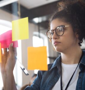 Compras antecipadas de brindes evitam atrasos e taxas de urgência